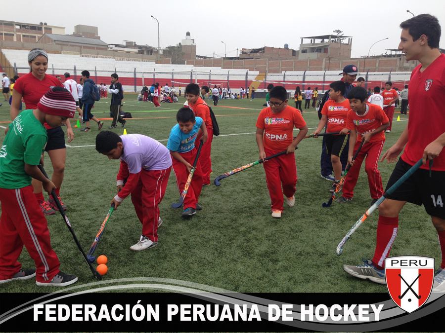 Cientos de niños descubrieron hoy el hockey