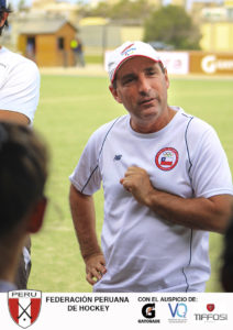 Sergio Vigil, el popular Cachito, forjador del popular equipo de Las leonas, hoy técnico de Chile.