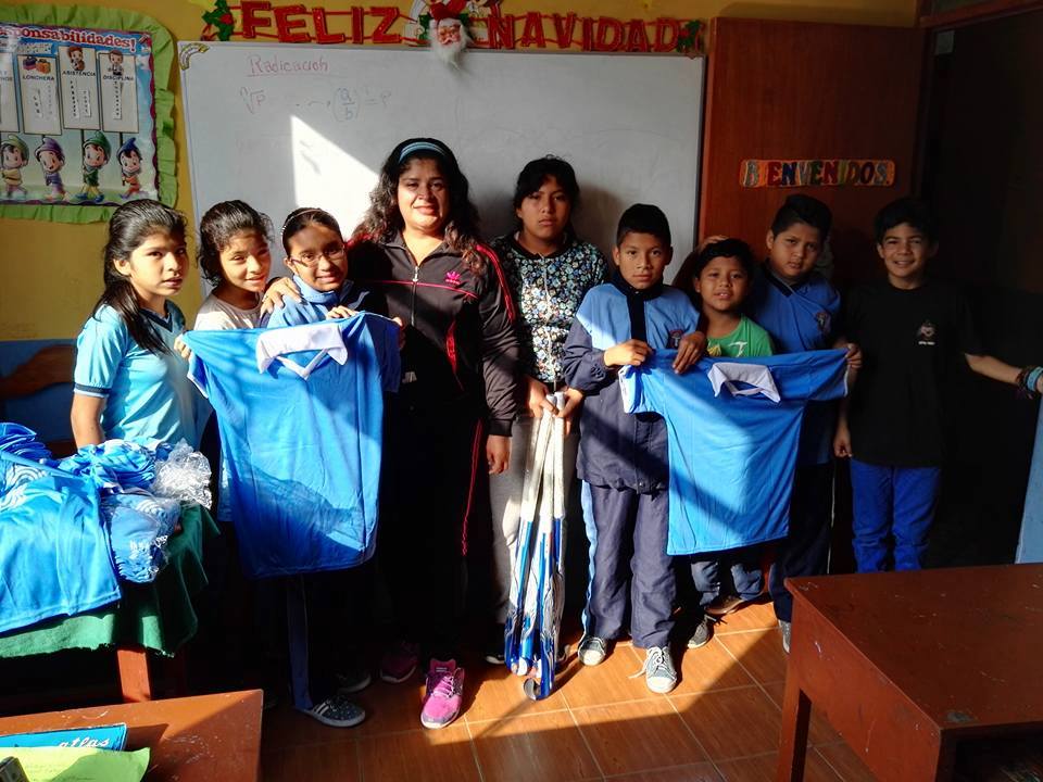 COLEGIO DE CHICLAYO RECIBIÓ MATERIALES PARA LA DIFUSIÓN DEL HOCKEY