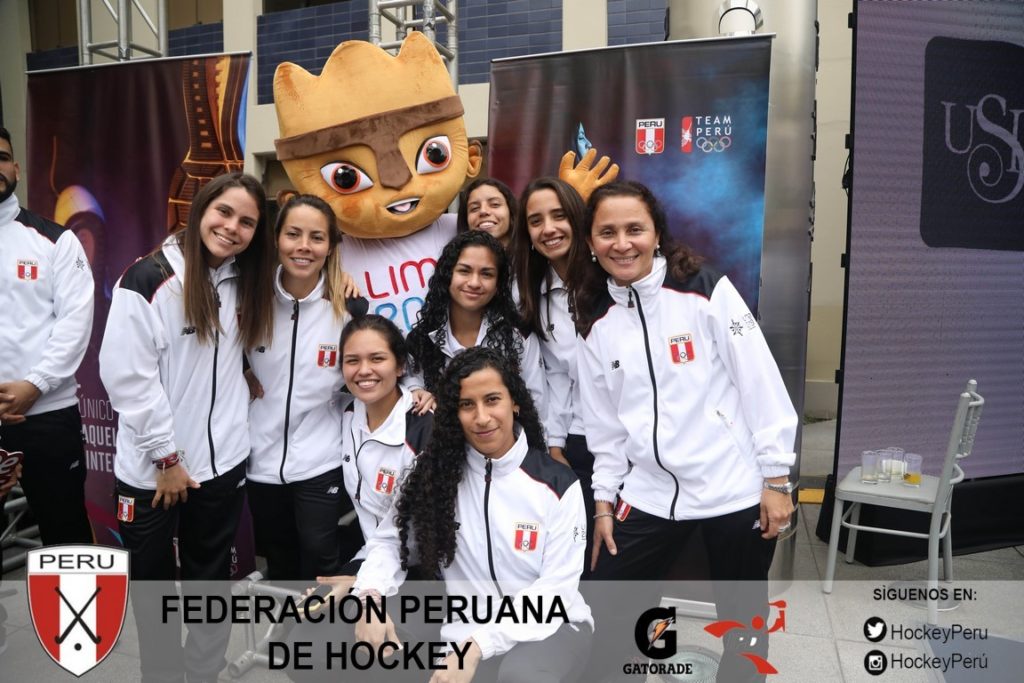 La selección nacional de hockey, presente en la designación oficial del abanderado de la delegación peruana
