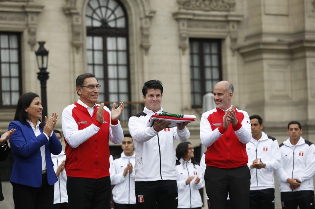 A un año de la entrega de la bandera nacional a la delegación peruana en Palacio de Gobierno